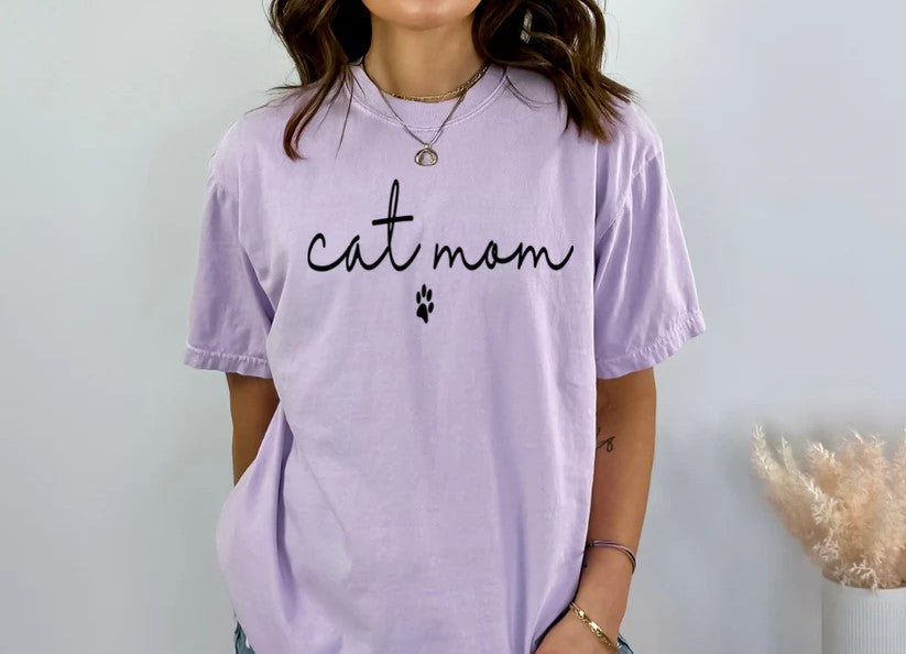 πΎ Cat Mom Tee β Purrfectly Proud of Your Feline Friend!