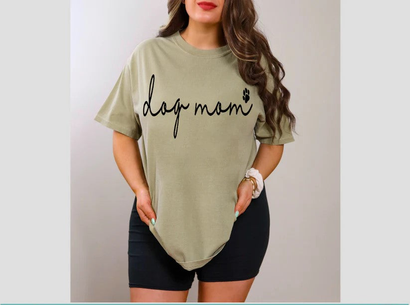🐾 Dog Mom Tee – Proudly Reppin’ My Furry Best Friend!