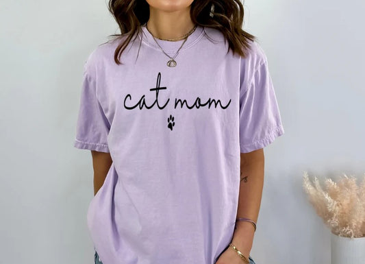 🐾 Cat Mom Tee – Purrfectly Proud of Your Feline Friend!