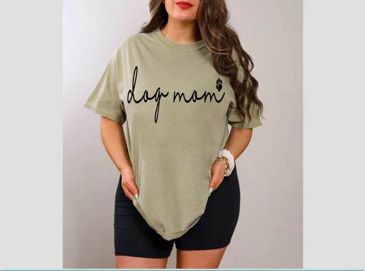 🐾 Dog Mom Tee – Proudly Reppin’ My Furry Best Friend!