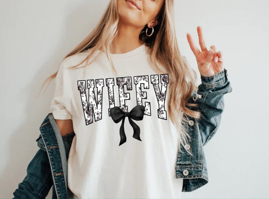 💖 Wifey Floral Tee – Elegant, Feminine, and Proud!